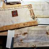 Pergamene del 1300, bolle papali, documenti firmati da re e imperatori, mappe di feudi e casali, cartoline d�epoca e libri istoriati. Sono soltanto alcuni dei secolari tesori cartacei...